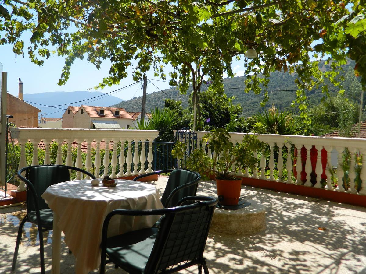 Logara'S Apartments Agia Efimia Buitenkant foto