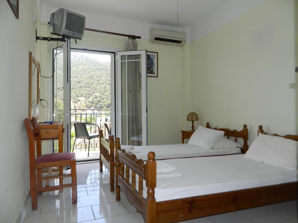 Logara'S Apartments Agia Efimia Buitenkant foto