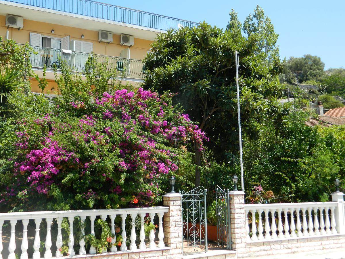 Logara'S Apartments Agia Efimia Buitenkant foto